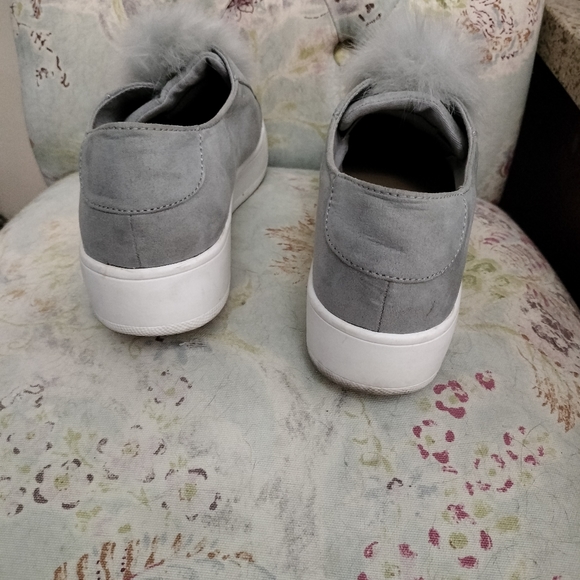 Steve Madden Pom Pom Slip on Sneakers size 9 - Picture 4 of 5